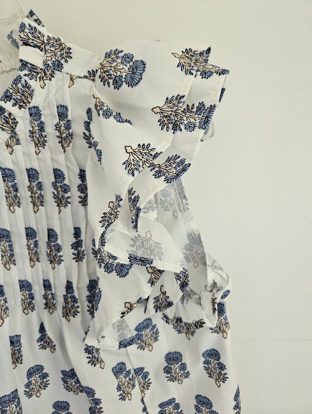 Floral Cluster Blouse Block Print Blue White Flutter Sleeves - Picture 4 of 7